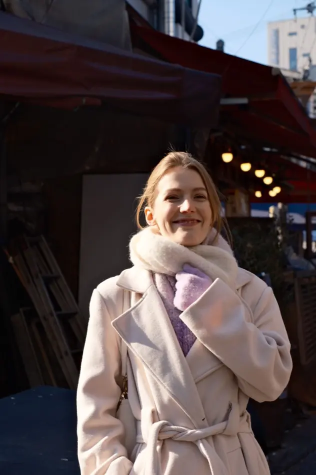 Cara Wappenschmidt, lächelnd auf einem Markt