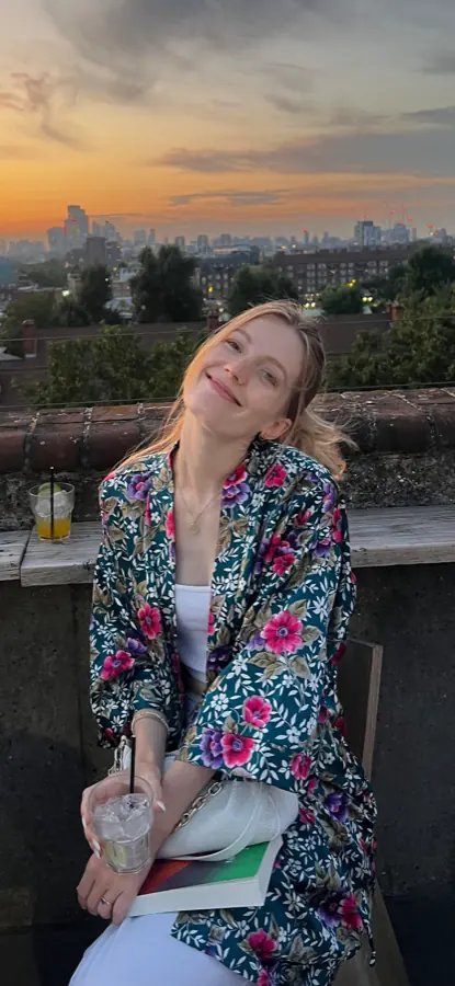 Cara Wappenschmidt, lächelnd bei Sonnenuntergang