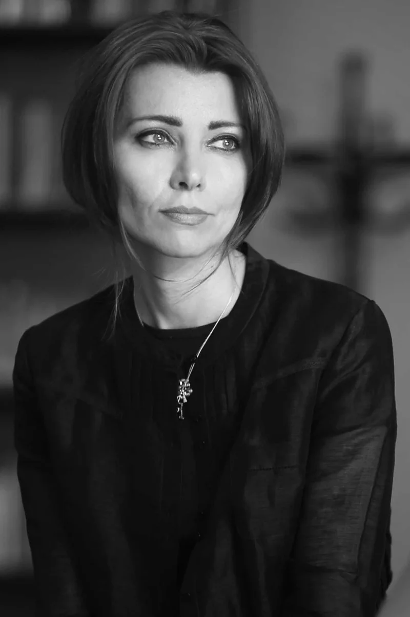 Schwarz-Weiß-Porträt einer Frau mit nachdenklichem Blick