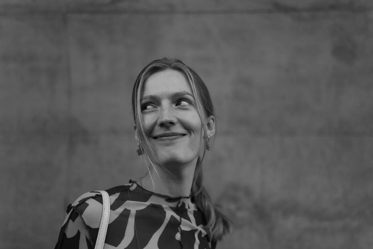 Cara Wappenschmidt, lächelnd, Schwarz-Weiß-Portrait